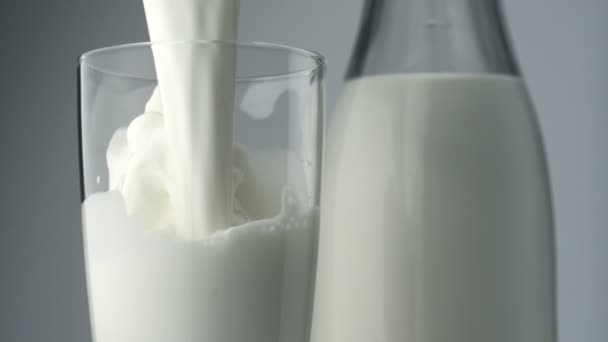 Verter leche en un vaso — Vídeos de Stock