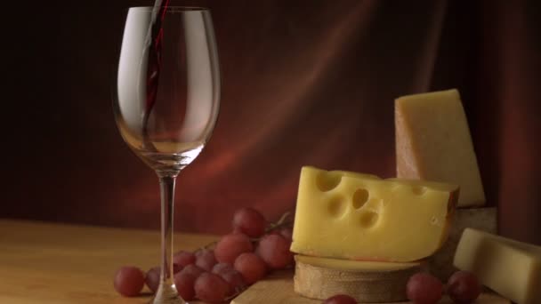 Versando il vino rosso nel bicchiere — Video Stock