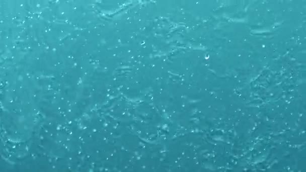 Проливной дождь на оконное стекло — стоковое видео