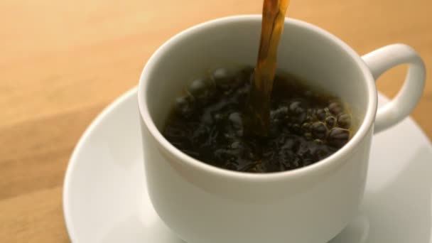 Versare il caffè nella tazza — Video Stock