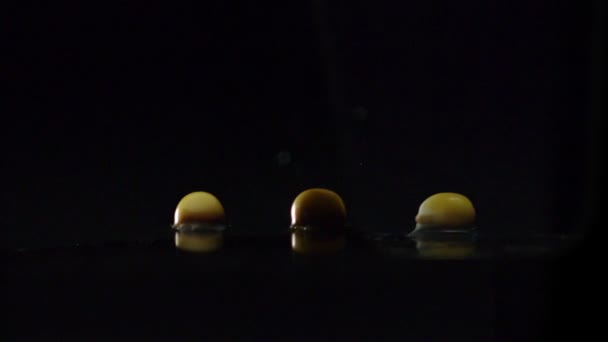 Popcorn popping sur fond noir 