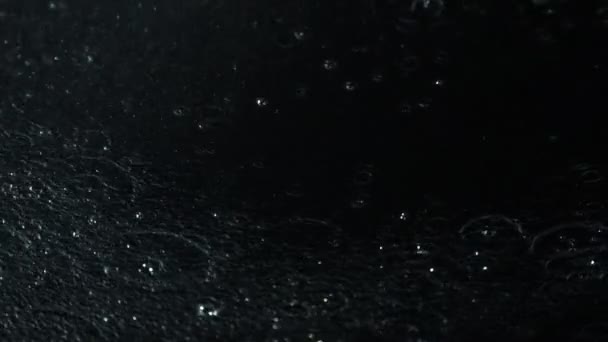 goutte de pluie sur noir 