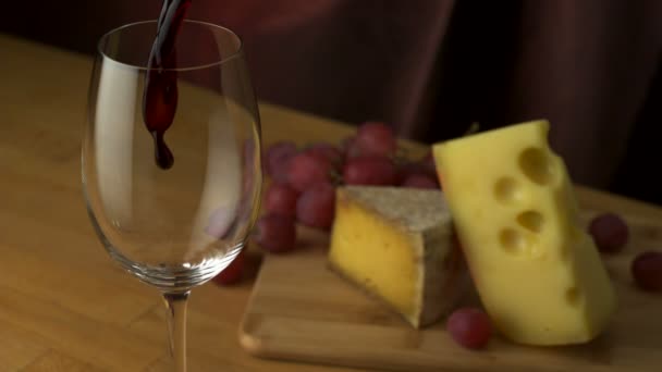 Rotwein ins Glas gießen — Stockvideo