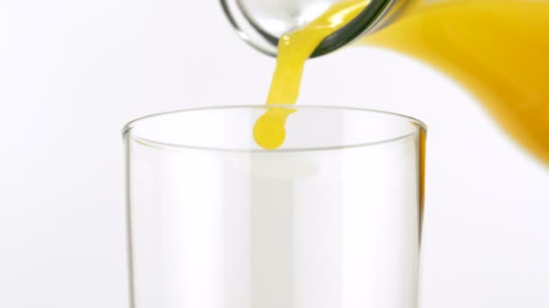 Verser le jus d'orange dans le verre