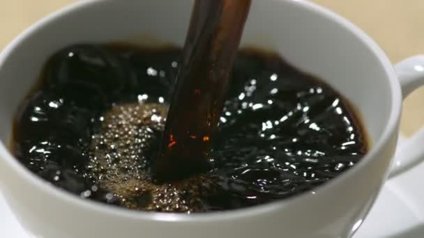 Koffie gieten in cup — Stockvideo