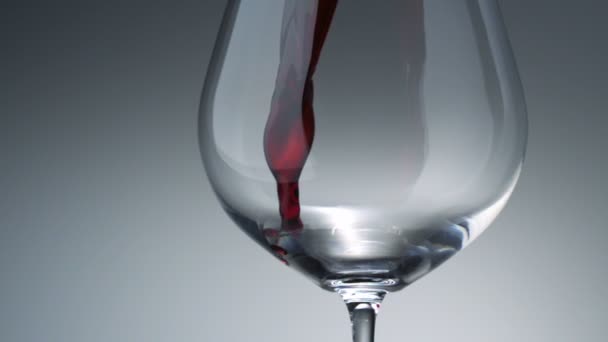 Verter vino tinto en un vaso — Vídeo de stock