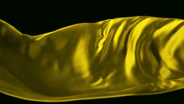 Tessuto di seta giallo volante — Video Stock