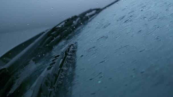 Vindrutetorkare och regn — Stockvideo