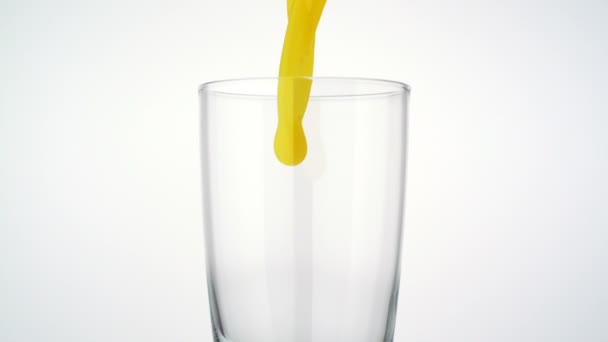 Verser le jus d'orange dans le verre