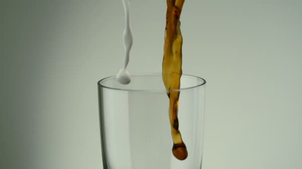 Verter café y leche en un vaso — Vídeo de stock