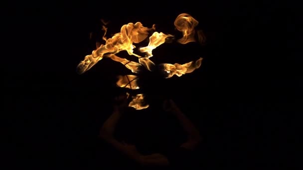 Feuerkünstler spielt mit dem Feuer — Stockvideo
