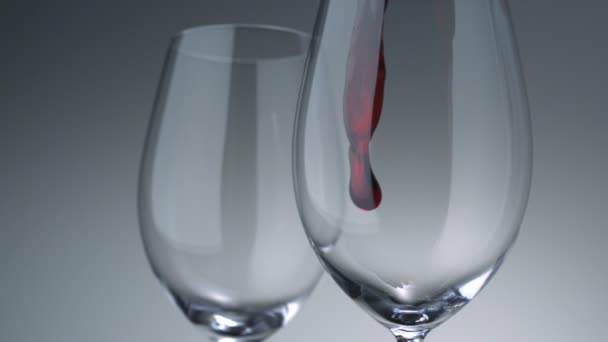 Verser du vin rouge dans un verre — Video