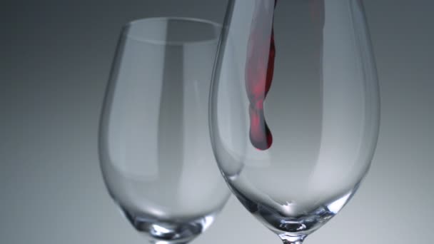 nalévání červeného vína do skla