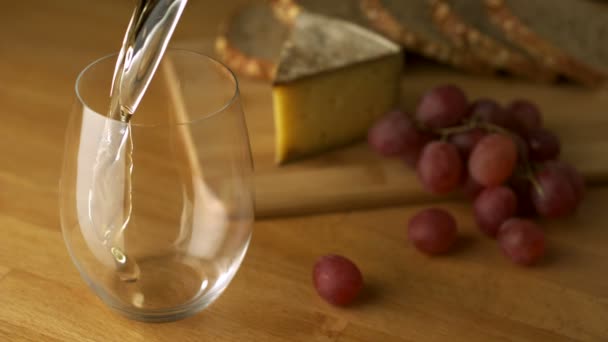 Hälla vitt vin i glas — Stockvideo