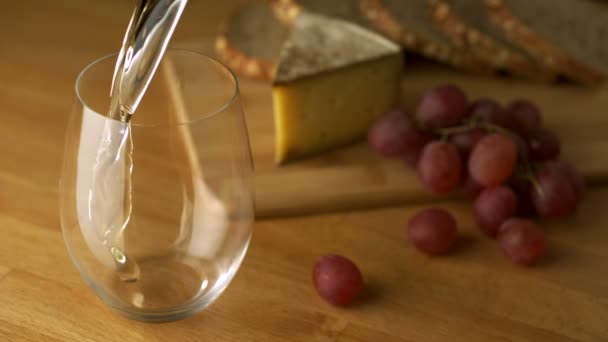 Versando vino bianco nel bicchiere — Video Stock