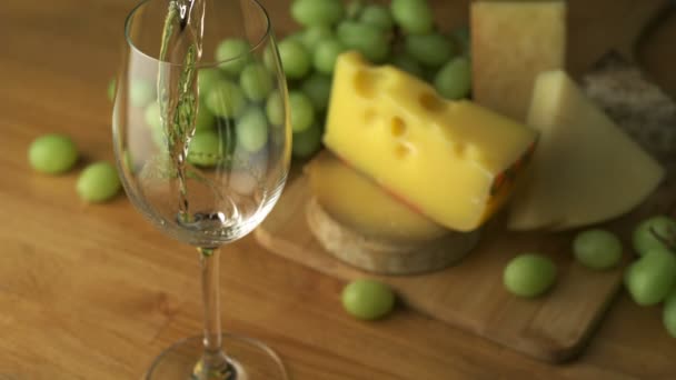 Versando vino bianco nel bicchiere — Video Stock