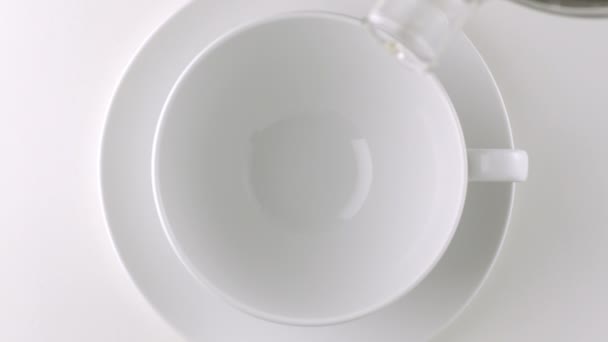 Verser le café dans une tasse 