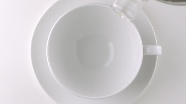 Kaffee in Tasse gießen — Stockvideo