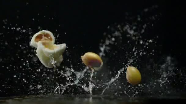 Popcorn knallen auf schwarzem Hintergrund — Stockvideo