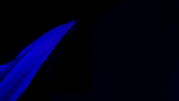 Tissu bleu qui coule dans l'air 