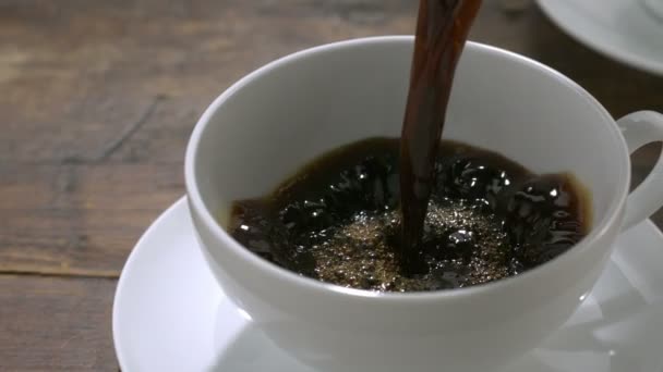 Verser le café dans une tasse 