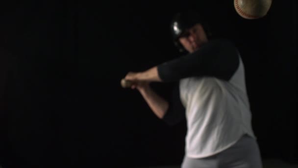 Honkbalspeler slaan bal met bat — Stockvideo