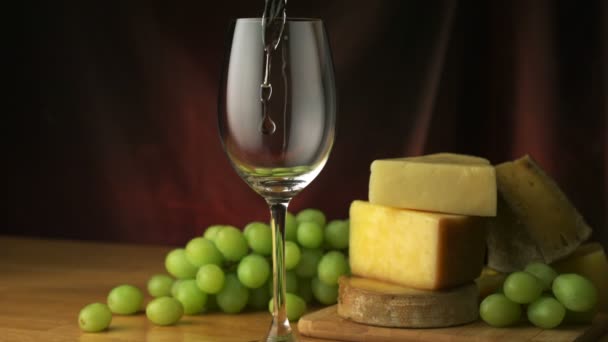 Налить белое вино в бокал — стоковое видео