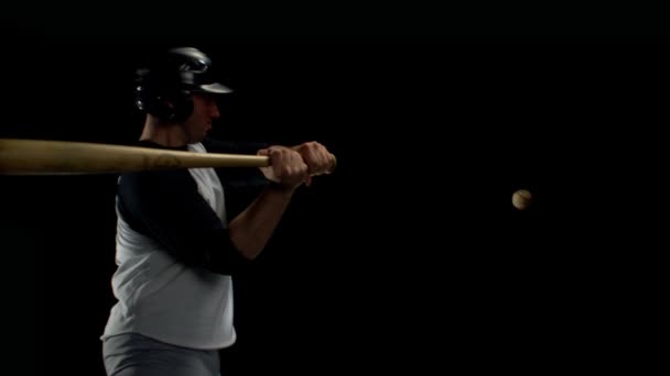 Baseballspelare slå bollen med bat — Stockvideo