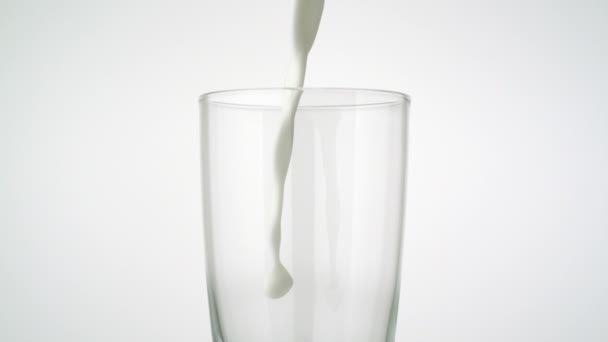 Verter leite em vidro — Vídeo de Stock