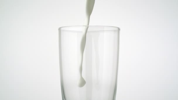 Verser le lait dans le verre