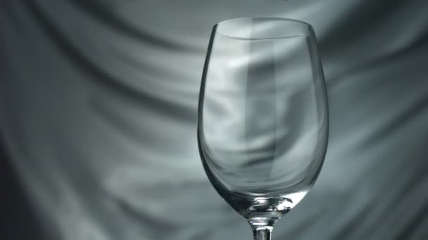Наливая красное вино в бокал — стоковое видео