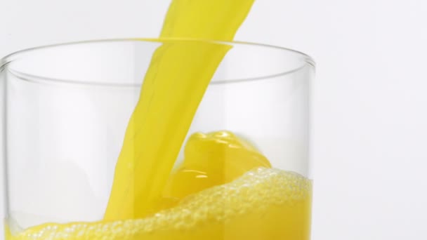 Häll apelsinjuice i glas — Stockvideo