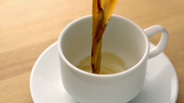 Kaffee in Tasse verschüttet — Stockvideo