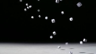 Dices koyu arka planı düşüyor