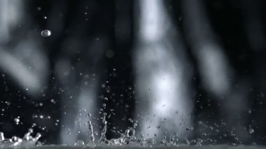 Su damlacıkları siyah arka plan