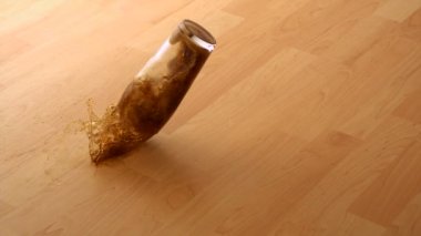 Bardak soda ve kırılma bırakarak