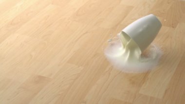 Fincan süt ve kırılma bırakarak