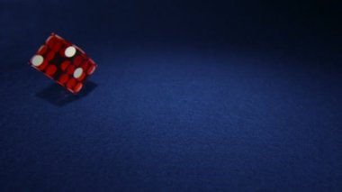 Koyu arka plan üzerine düşen zar