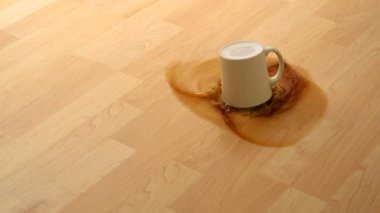 Drpping fincan kahve ve kırılma