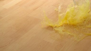 Bardak portakal suyu ve kırılma bırakarak