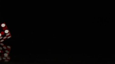 Koyu arka plan üzerinde zar