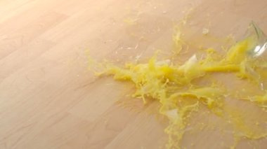 Bardak portakal suyu ve kırılma bırakarak