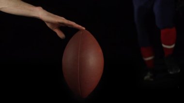 Futbolcu topa vuruyor.