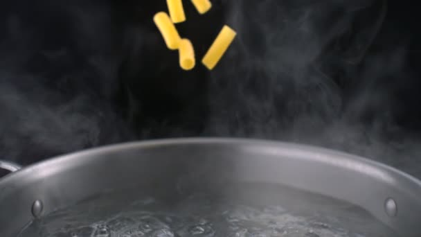 Tortiglioni gooien pasta in gekookt water — Stockvideo