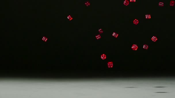 红色骰子滚动和弹跳 — 图库视频影像