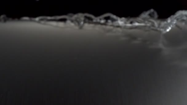 Вода падает на стальной лист — стоковое видео