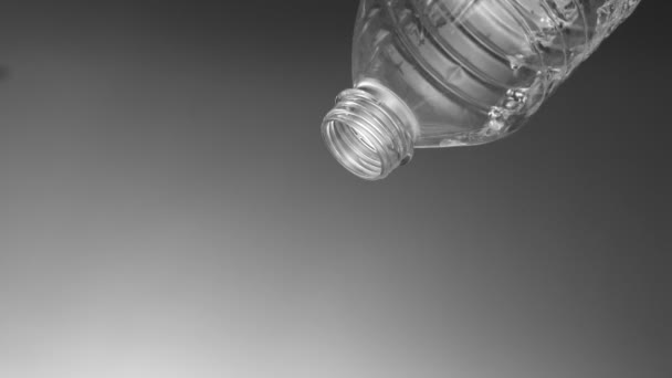 Água gotejando de plástico de vidro — Vídeo de Stock