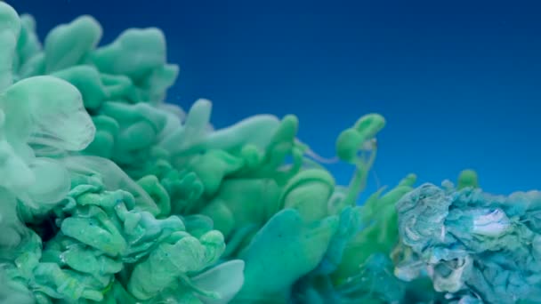 Caída de tinta azul y verde en el agua — Vídeos de Stock