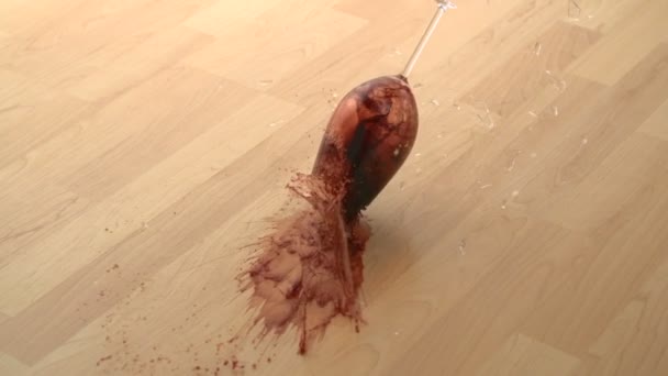 Glas Rotwein fallen lassen und zerbrechen — Stockvideo