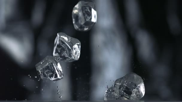 Cubes tombant et rebondissant sur la flaque — Video
